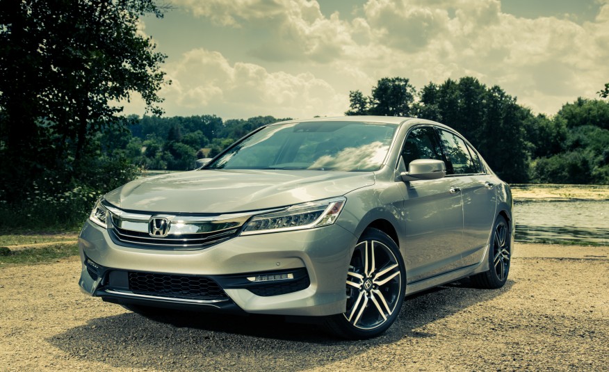 2017-honda-accord-touring-106-876x535