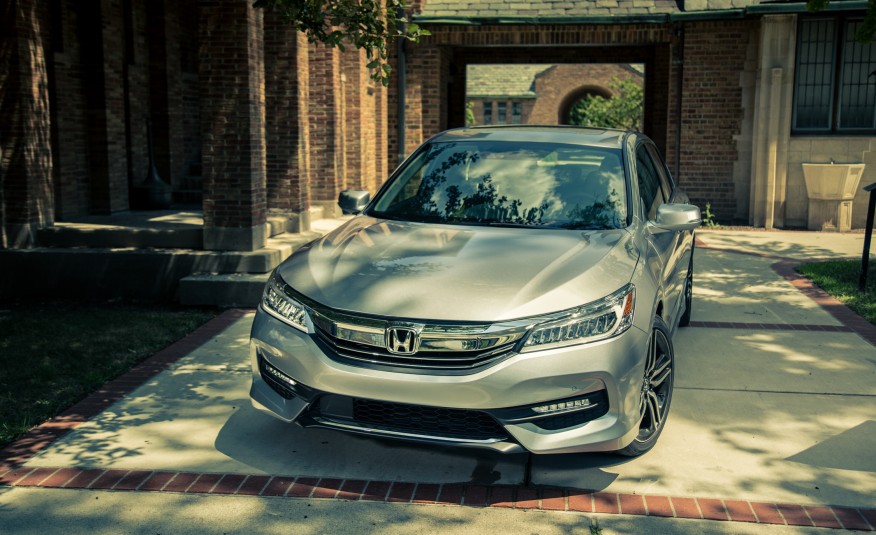 2017-honda-accord-touring-109-876x535